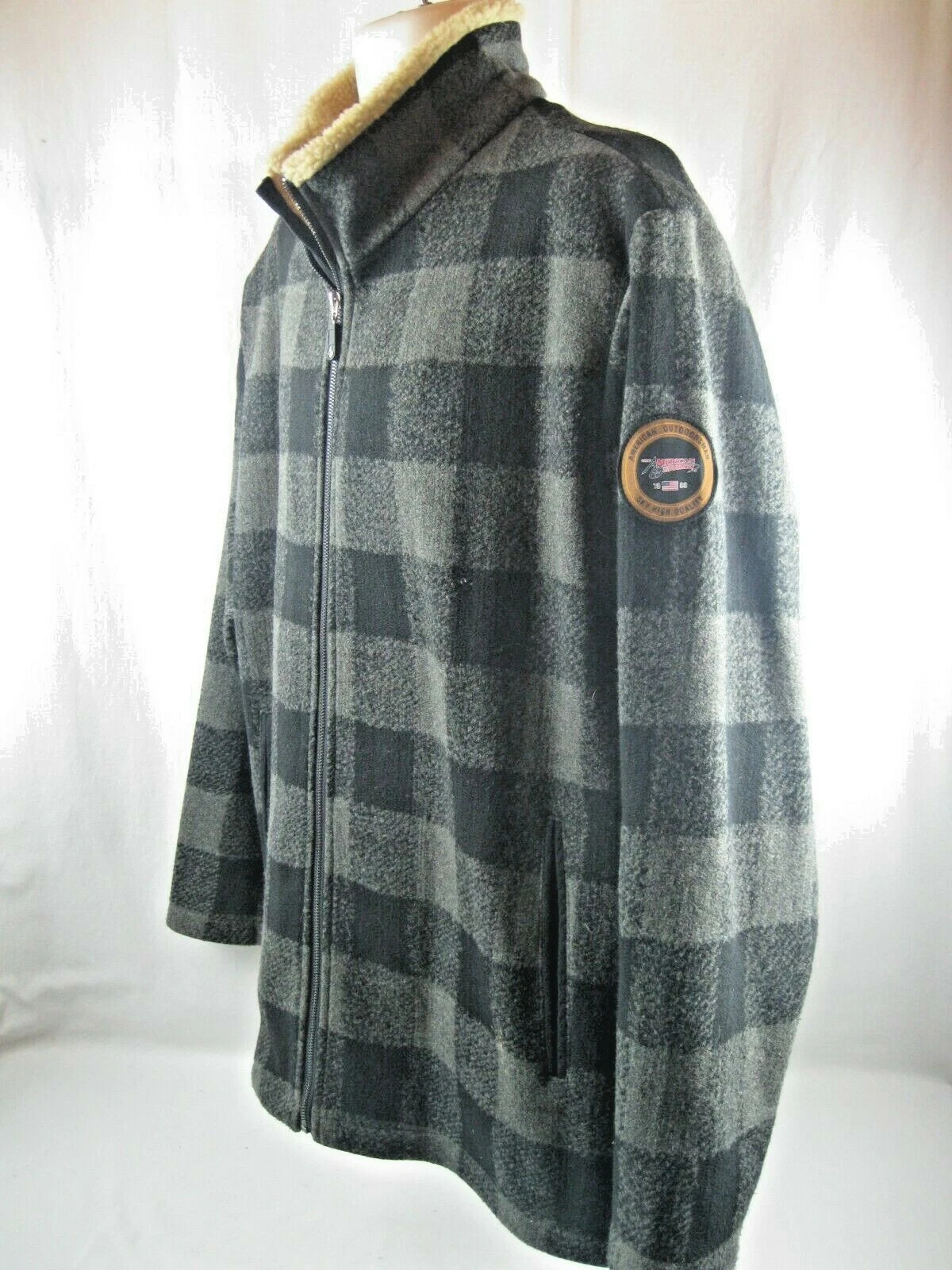 The American Outdoorsman Men's Jacket Gray/Black Plaid Full Zip Sz LG EUC!