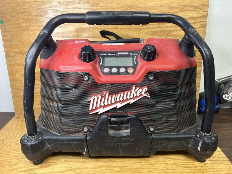 Milwaukee 49-24-0280 Heavy Duty Jobsite Radio Rockford Fosgate Broken Latch!
