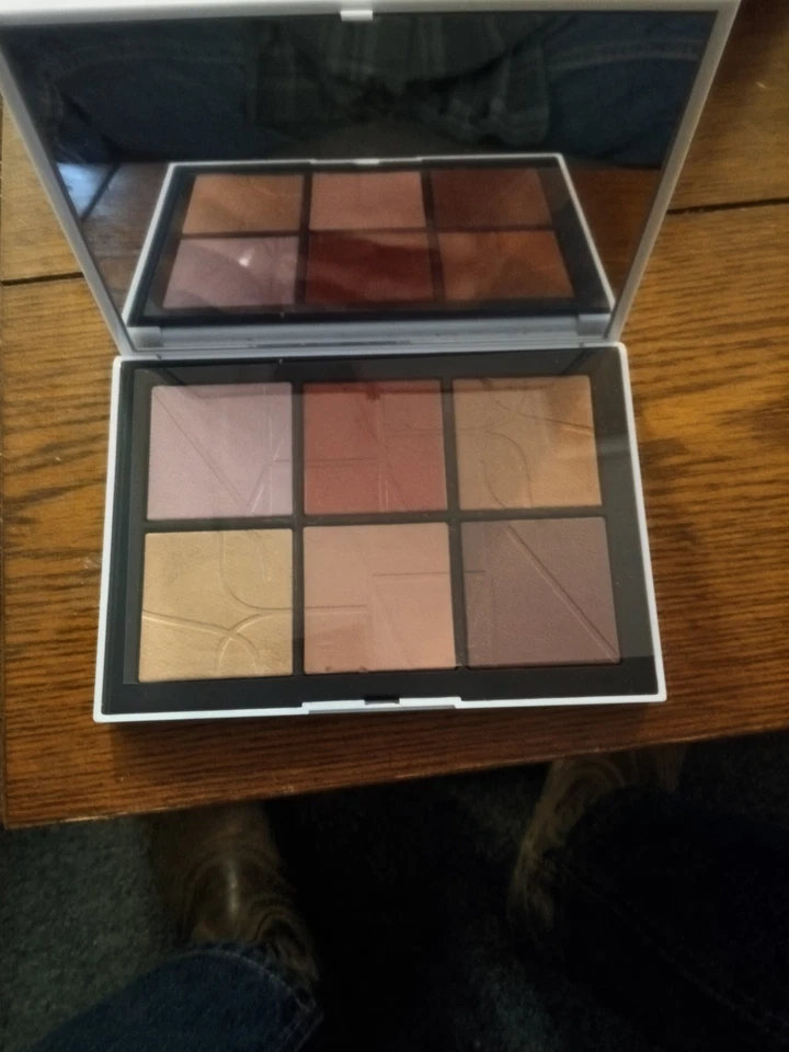 Palet para mejillas Nars Everything That Glitters. Luz roja Foto 2 de 2