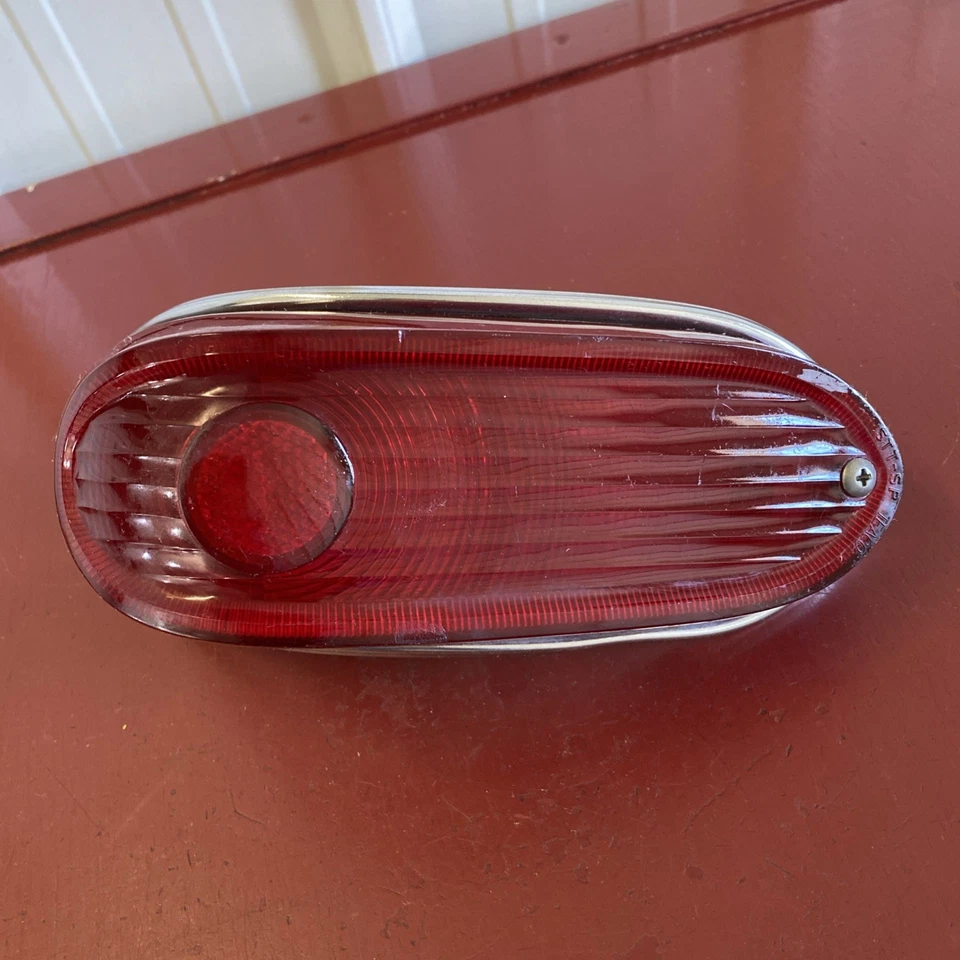 Luz trasera Studebaker Lark 1960 original STT-SP Foto 2 de 4