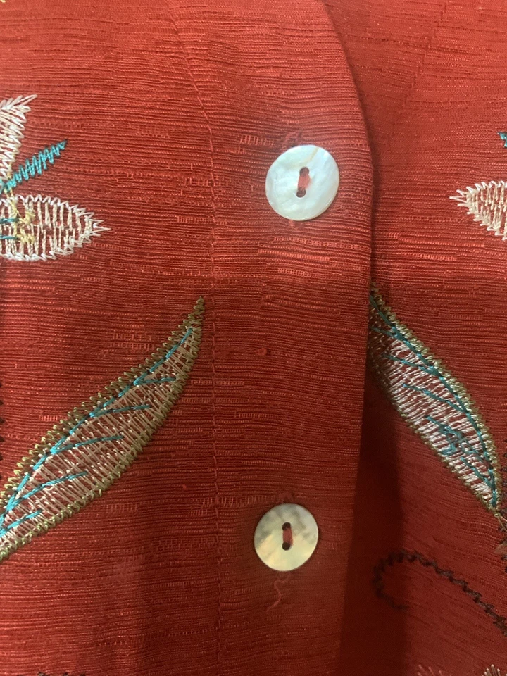 Blazer elegante feminino Silk Land bordado floral com botões tamanho grande - Imagem 3 de 4