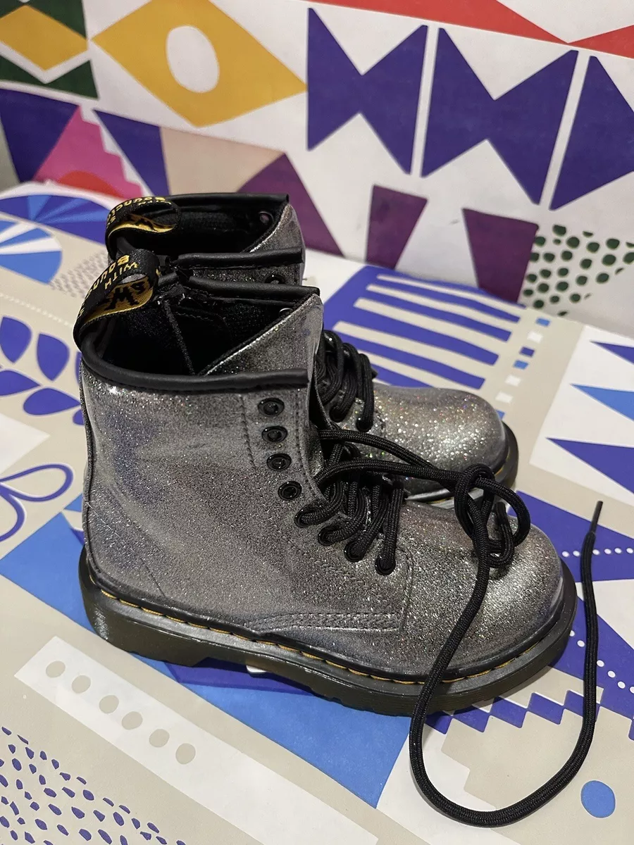 Dr martens junior hot sale wit
