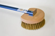 Round Brass Oven Brush with Scraper and 47-inch Handle - Gi.Metal - Azzurra line