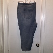 Women  s Plus 5X 32W-34W DENIM CAPRI High Rise Light Wash Pull On Raw Hem BNWT