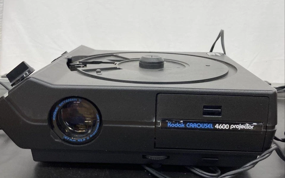 Карусельный слайд-проектор KODAK 4600 с пультом дистанционного управления, объективом, отличное рабочее состояние $99,99 - Изображение 2 из 4