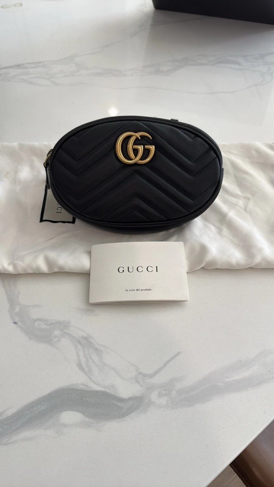 Sac ceinture Gucci GG Marmont noir avec quincaillerie dorée 