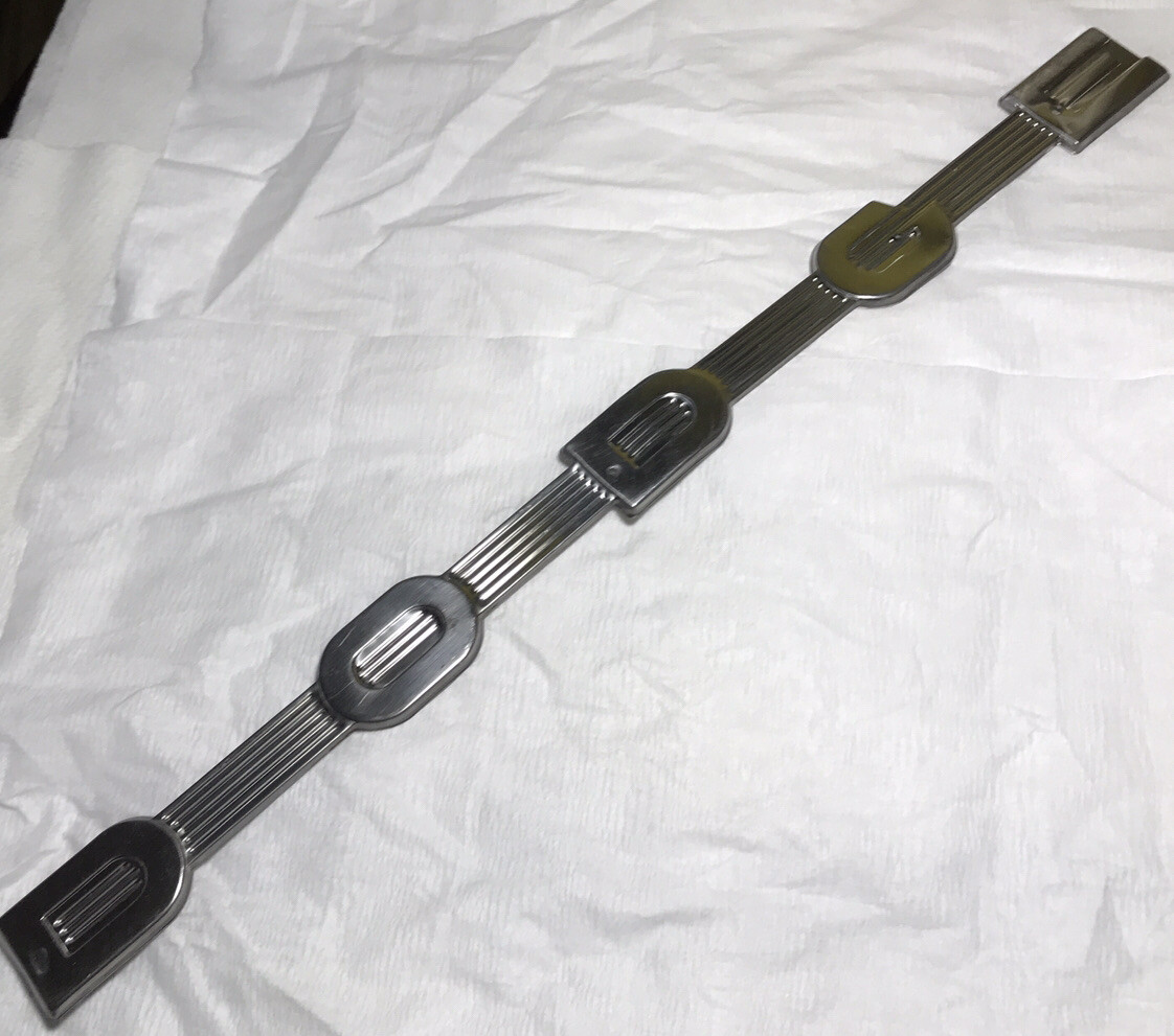 JOLIE INSIGNE ÉPINGLE Badge Emaillé Blason Héraldique La FERTE-MACE