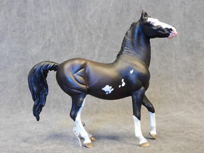 WIA NEW * Chestnut Pinto Marwari Stallion * 1:18 Scale Model Horse