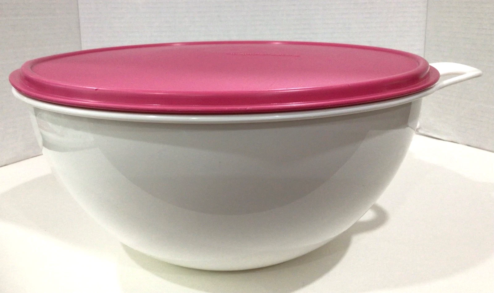 Large White Tupperware Bowl With Pink Lid 32 Cups/ 7.8L 2539B-3