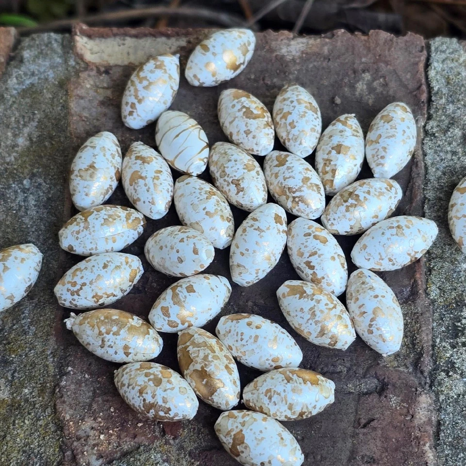 30 cuentas de plástico vintage alemanas de 16 mm ovaladas con acabado moteado blanco y dorado de los años 80 Foto 2 de 4
