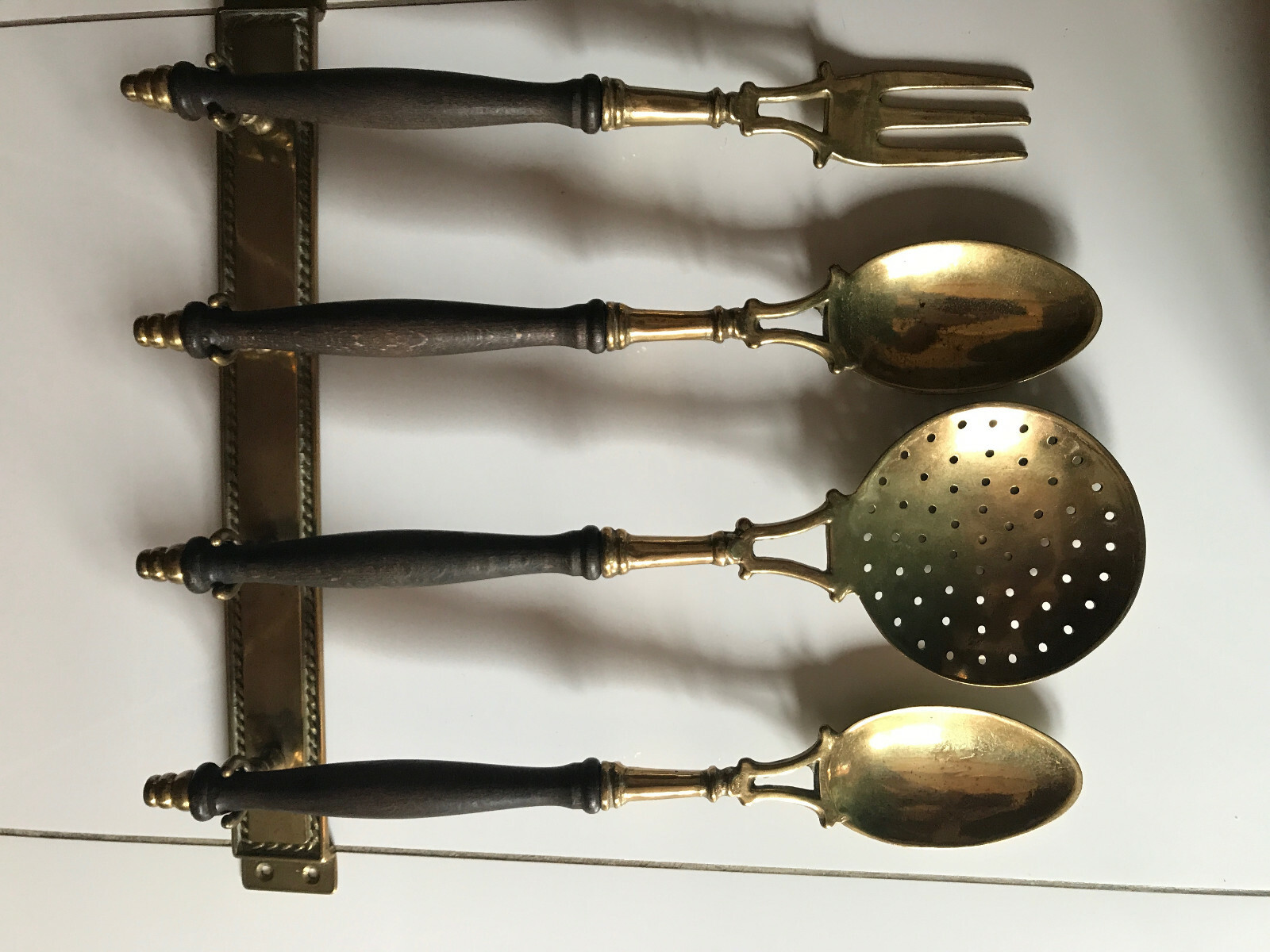 Ustensiles de cuisine vintage en laiton pour libérer de l'espace sur le plan de travail