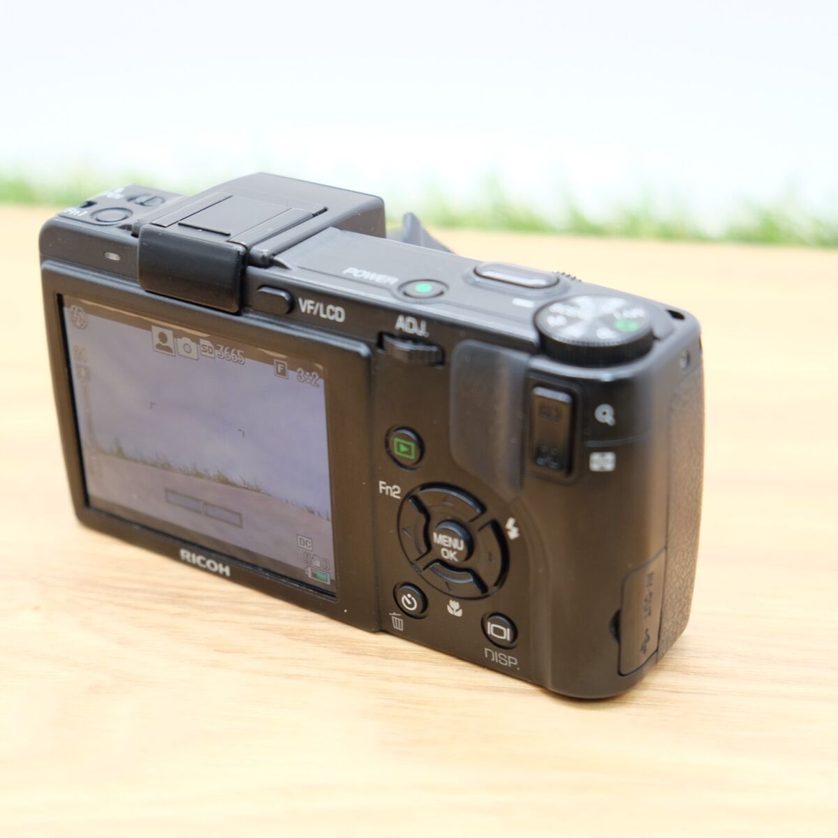 Ricoh GX200 12.1MP Compact Digital Camera W/ Case & Box Ricoh GX200 12.1MP Compact Digital Camera W/ Case & Box