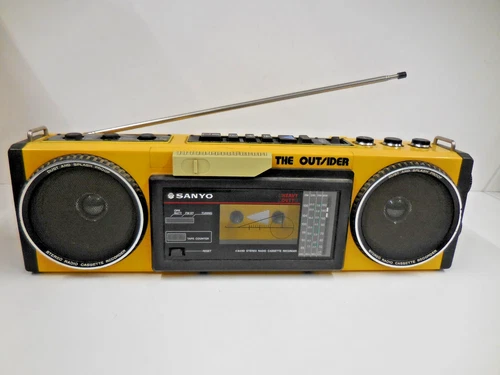SANYO "The Outsider" Model No. M-GT7,  w/FM, SW1, SW2, MW