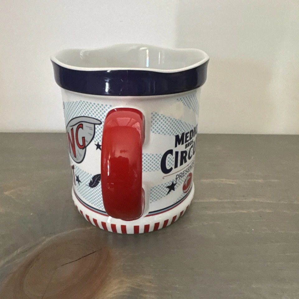 Disney's Dumbo The Flying Elephant Medici Bros. Taza de café circo Foto 4 de 4