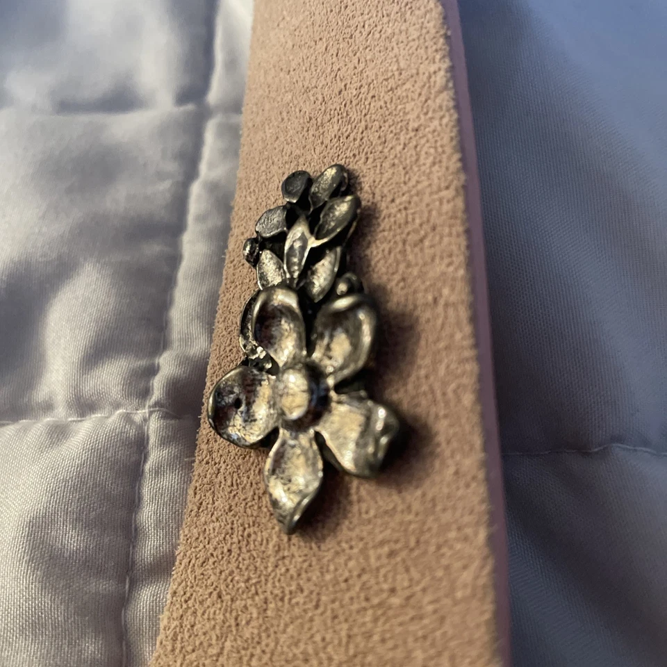 “Morgan” Cinturón de cuero de gamuza rosa italiano para mujer con hebilla de flor plateada 40” Foto 4 de 4