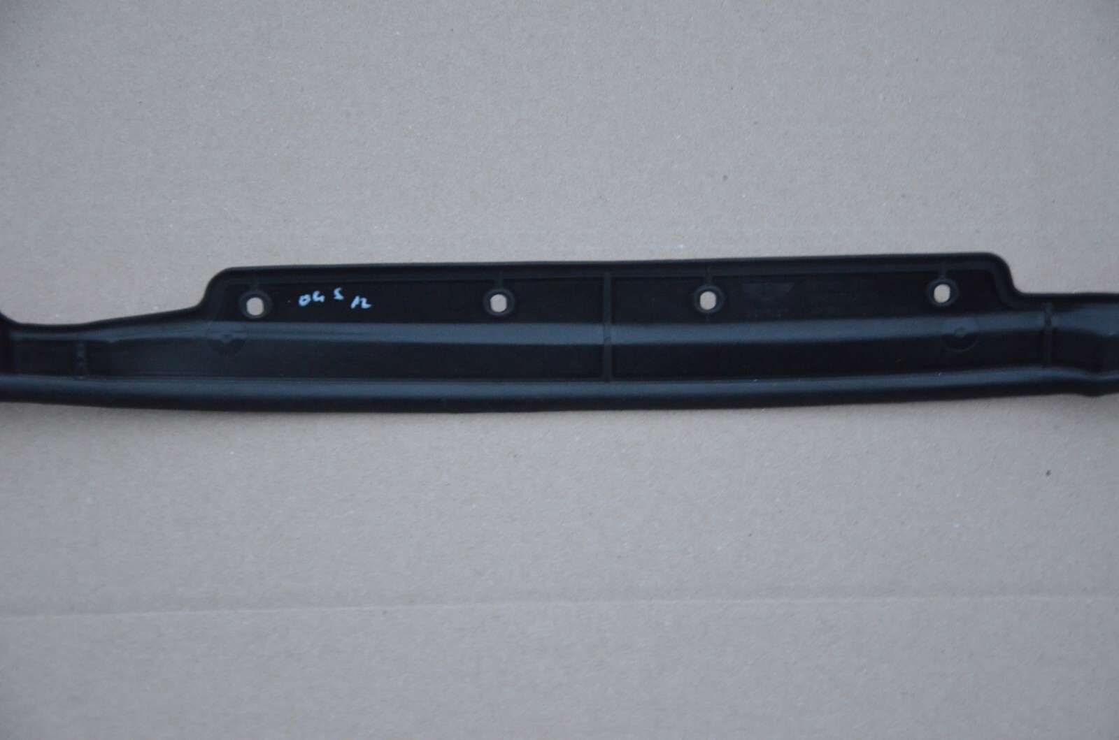 2016-2019 BENTLEY BENTAYGA INNER DOOR SEAL RIGHT FRONT INSERT 36A 837 718 A OEM