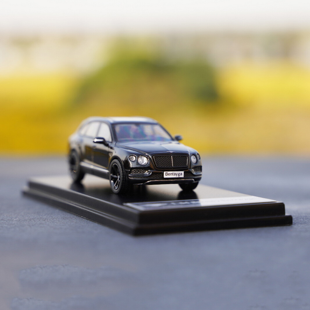 ミニカー BENTAYGA 1/64 s-l1200.jpg