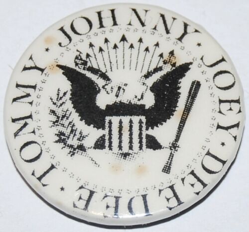 Logo Ramones-Johnny * Joey * Dee Dee * Tommy * Insigne épingle bouton - Original 1978 - Photo 1/1