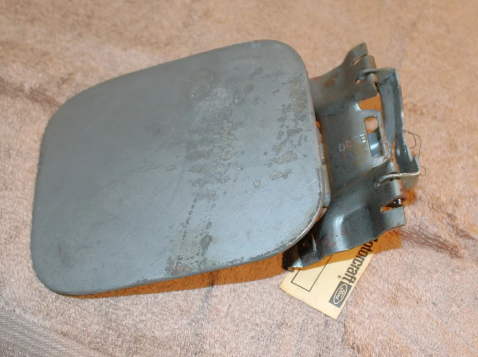 74-79 Lincoln Mark IV V 77-79 F100 150 F250 F350 Bronco НОВАЯ ИЗ СТАРЫХ ЗАПАСОВ ДВЕРЬ ТОПЛИВНОГО БАКА - Изображение 3 из 4