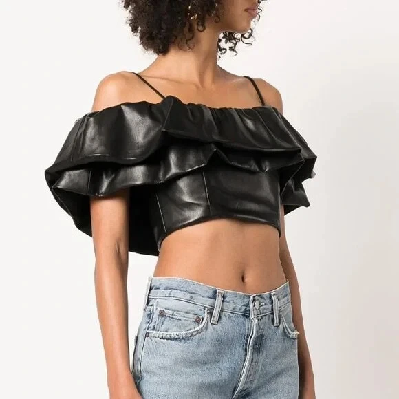 NUEVO CON ETIQUETAS - Top corto Alice + Olivia 'Nay' de cuero vegano con volantes, negro - talla 2 XSmall Foto 2 de 4