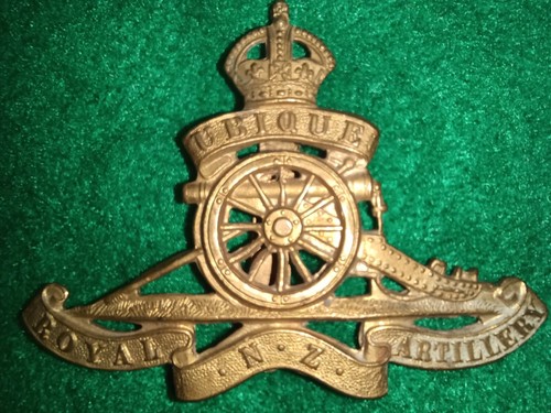 WW1 era New Zealand Field Artillery Brass Cap Badge, 8/59, Ubique in Top Scroll - Picture 4 of 4