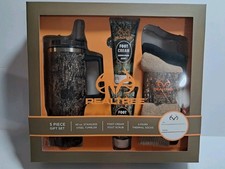 Realtree 5-Piece Men  s Gift Set   40oz. Tumbler, Foot Cream  Scrub  2 P/Socks.