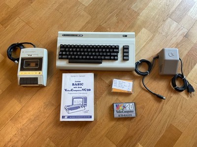 wirklich sehr schöner COMMODORE VC 20,  Netzteil, Datasette & 2Tapes + Buch