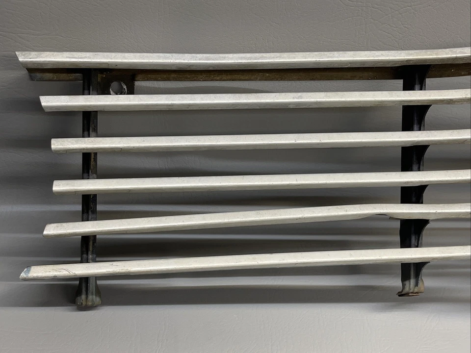 Parrilla delantera Plymouth Valiant 1964 de fábrica OEM Foto 2 de 4