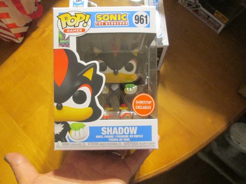 FUNKO POP GAMES SONIC THE HEDGEHOG SHADOW W/ GREEN CHAOS EMERALD # 961 GAMESTOP