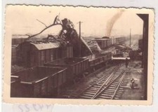 44922 Foto zerst&ouml;rte Eisenbahn Zug 2. Weltkrieg