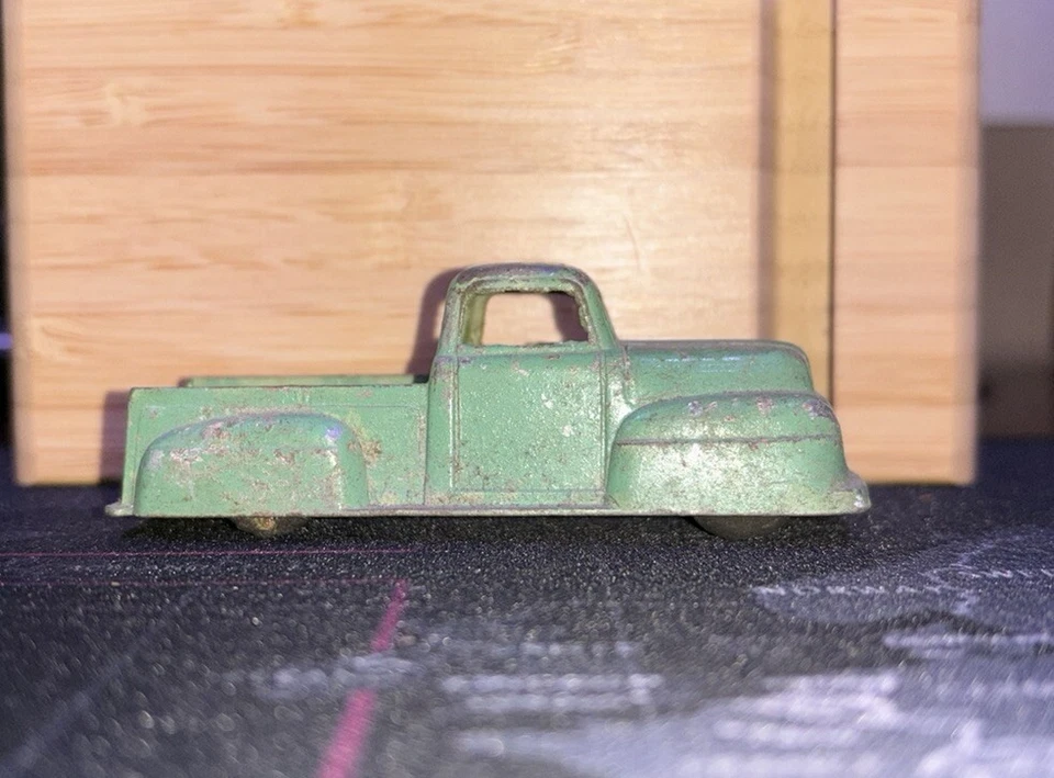 Camión de estacas laterales cerradas vintage Tootsietoy 1947 Ford f1, 3"" de largo, verde Foto 2 de 3