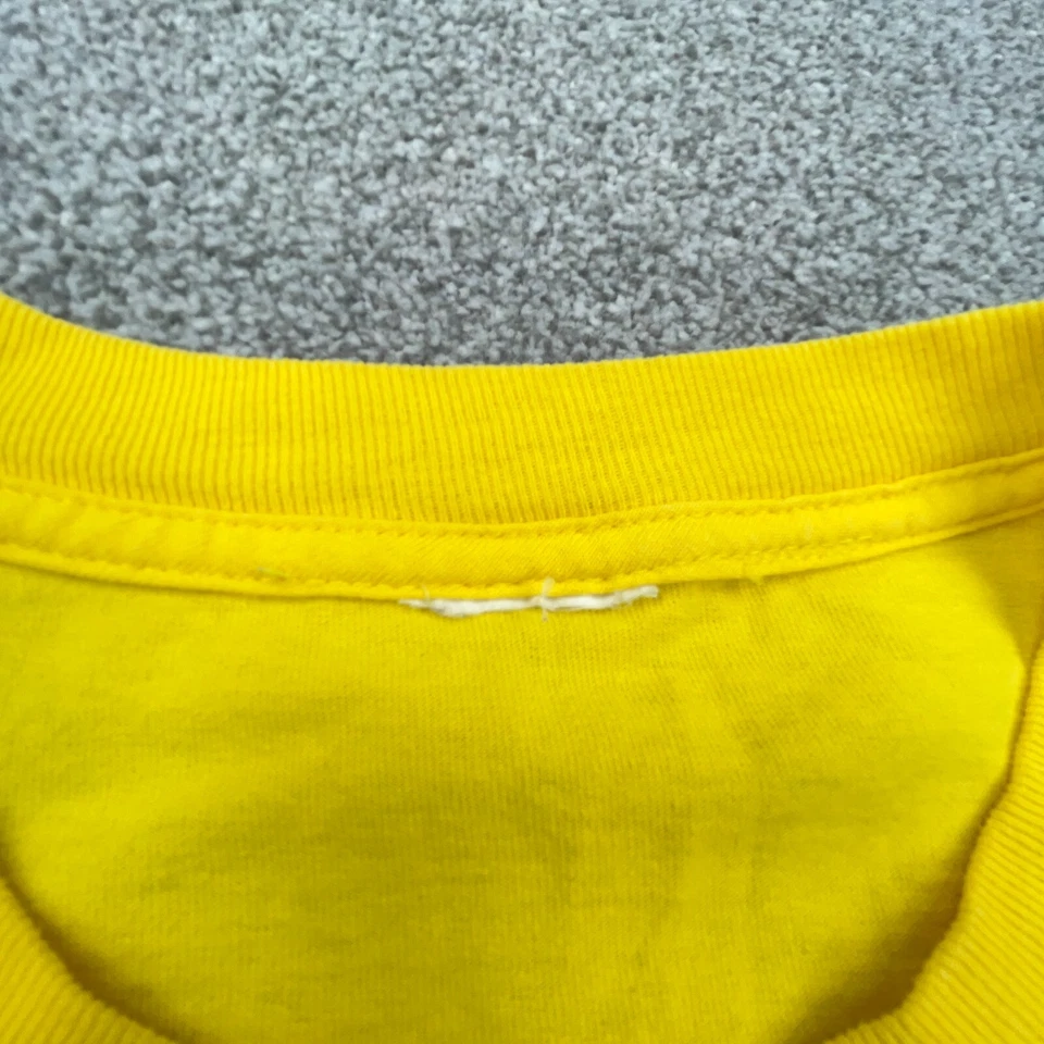 Camisa masculina vintage M&Ms grande amarela estampa por toda parte logotipo grande chocolate doce - Imagem 3 de 4