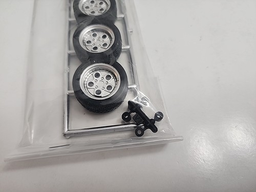 Fujimi Wheel & Tire Set 17 Inch Lamborghini Type OZ Pirelli P-Zero 1/24 Model - Picture 3 of 5