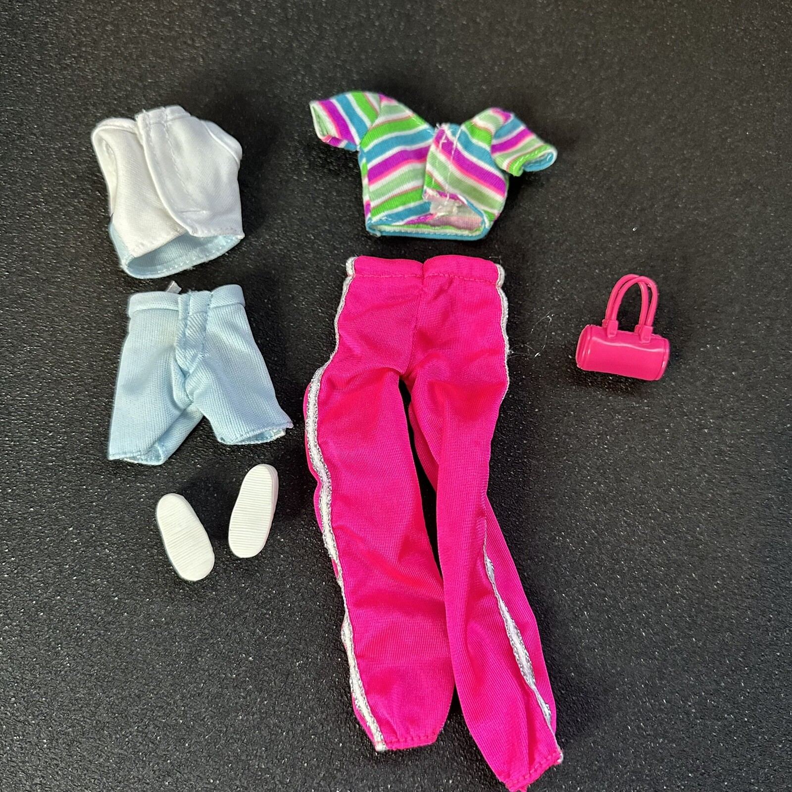 Lotto di abiti vintage Barbie casual moda con scarpe da tennis bianche