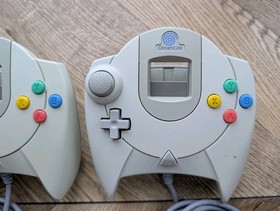 Sega Dreamcast White Console HKT-3030 with 2x controllers and 9x 