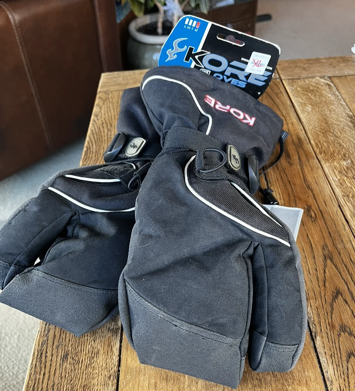NEW Men’s XL Kore Winter Ski Snowboard Gloves Black K2721 Adjustable Strap NWT
Opens in a new window