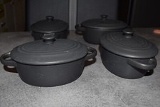 Lot de 4 mini cocottes en céramique noire ovale.