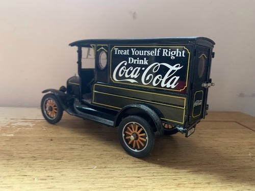USED DANBURY DIE CAST METAL - 1925 COCA COLA DELIVERY TRUCK WITH 12 WOOD CANS - Picture 2 of 9