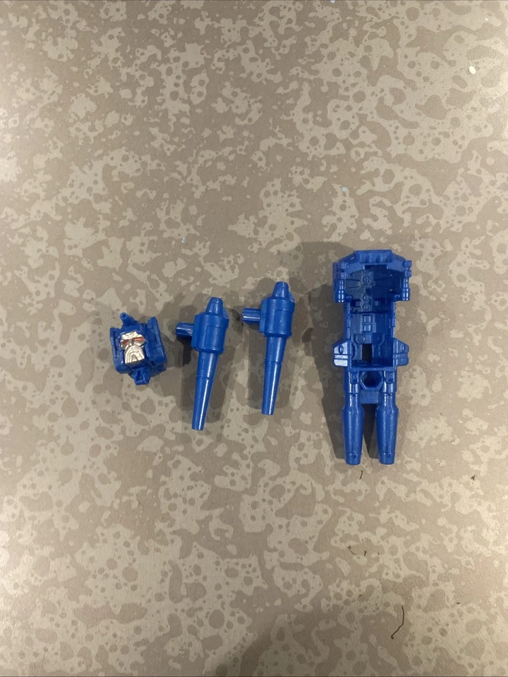 Transformers Titans Return Deluxe Class Scourge (más una pistola extra) Foto 2 de 3