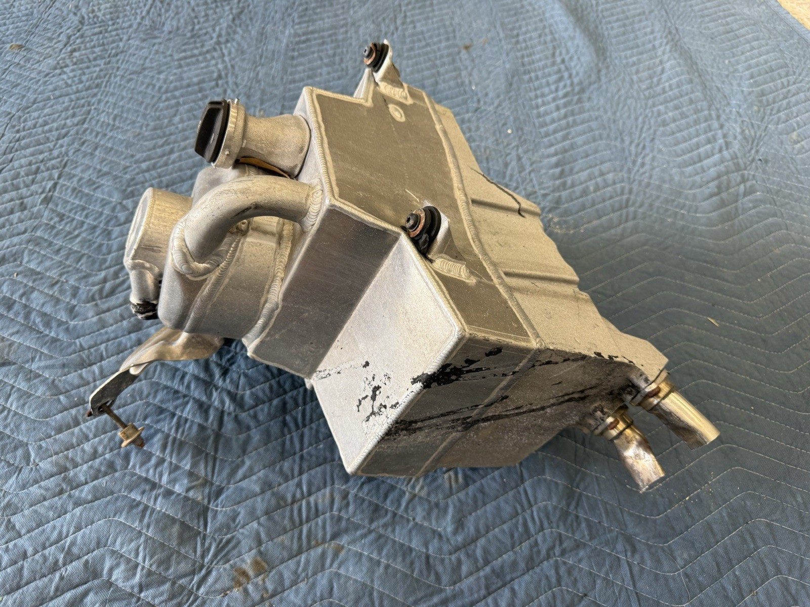 LAMBORGHINI HURACAN OIL RESERVOIR SUMP TANK OEM 4S0115373A DAMAGED