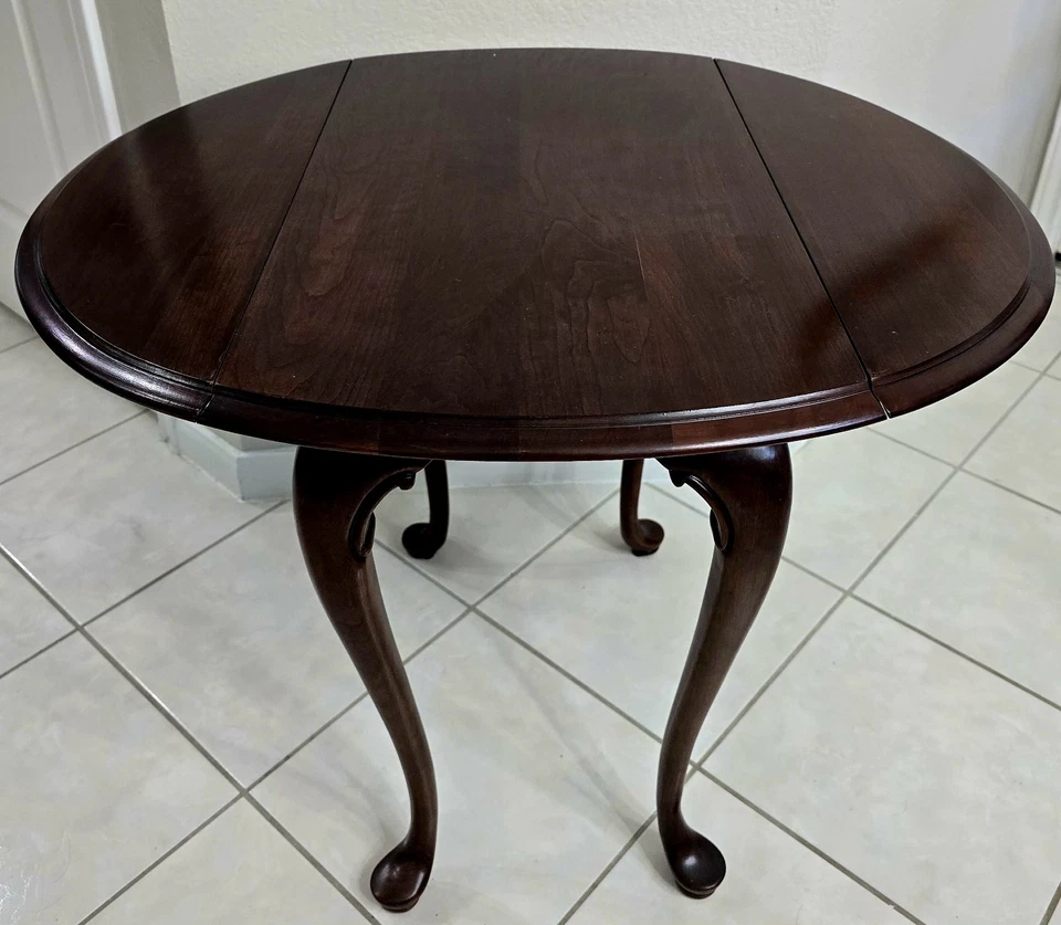 Mesa Kincaid Furniture Mfg EE. UU. Hoja Caída de Nogal Sólido Provincial Francés Foto 2 de 4