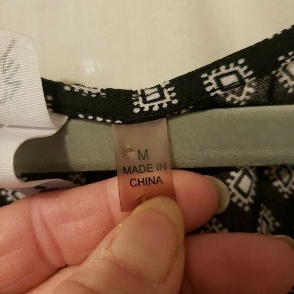 Blusa geométrica manga corta negra blanca talla M de la colección NY para mujer Foto 3 de 4