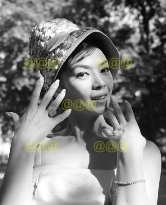 Foto - Yoko Tani Portrait, Berkeley Square, London, 1960