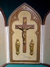 Antiguo GRAN SANTUARIO DE CUERO DE VIAJE Y ESCRITORIO CON CRISTO DE BRONCE CRUCIFICADO Y ESTATUAS