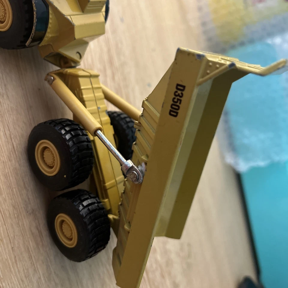 Camión de volteo articulado Cat Caterpillar D350D diecast Ertl 2431 1992 amarillo Foto 4 de 4