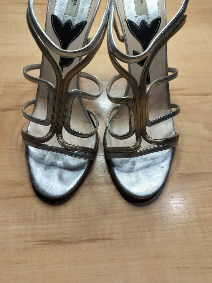 普拉达女式金色和银色绑带高跟鞋凉鞋尺寸 38-7 美国。 — 第 4/4 张图片