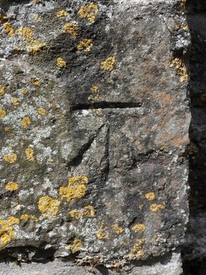 Foto A3 Benchmark bei Eglwys Sant Tegfan, Llandegfan Hen Bentref Llandeg c2012