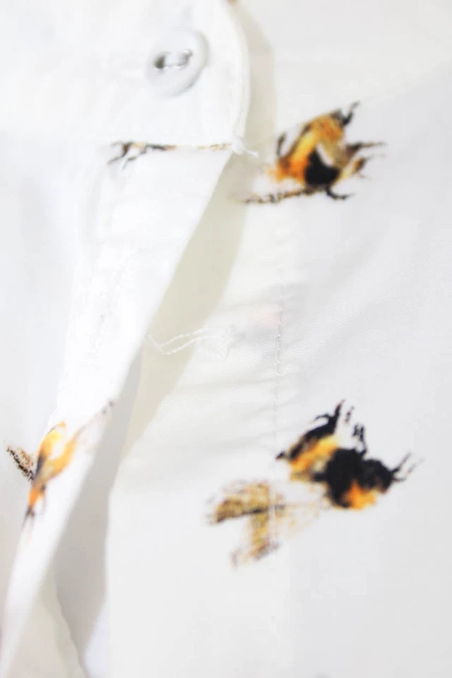 Blusa Victoria Beckham Feminina Algodão Estampa de Abelha Botões Branca Tamanho P - Imagem 4 de 4