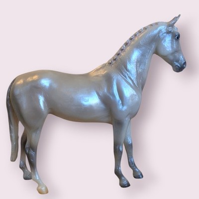 Breyer Modellpferd 2021 Classic Pearly Grey Trakehner Spielfigur 