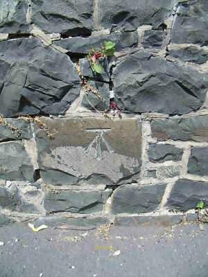Foto 6x4 Benchmark auf der Grenzmauer des Minffordd Hospital, Bangor Th c2011